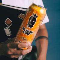 PACK 24 LATAS   Bebida energética Black Hat Mango by Pablo G. Show  Impulsa tu energía con esta bebida energética sabor mango del influencer Pablo G. Show - details 0