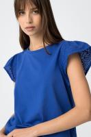 Camiseta "graciosa " azul añil de Tiffosi. Camiseta azul, con un color muy vivo y tejido de algodón. Fondo de armario imprescindible en tu armario - details 1