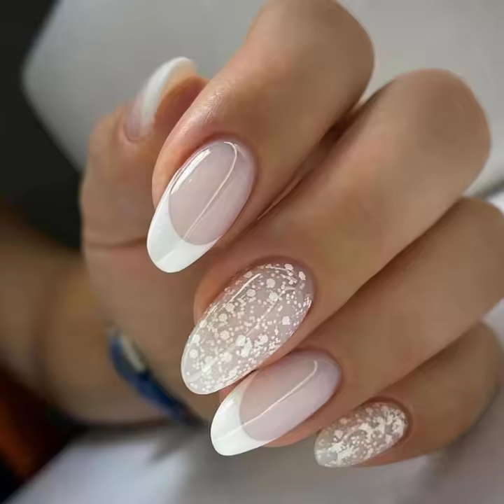 24 piezas de uñas postizas Cortas de color blanco lechoso con diseño ovalado, Uñas postizas Cortas con diseño de Nieve, Uñas postizas Francesas brillantes con diseño de Almendra para Mujeres y adolescentes - 1