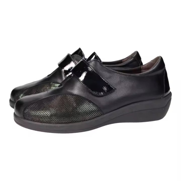 Zapatos Mocasín marca DOCTOR CUTILLAS para señora en color negro. Mocasines de piel para señora, color negro, piso goma antideslizante, cierre adhesivo para mejor ajuste, hechas en España - 1