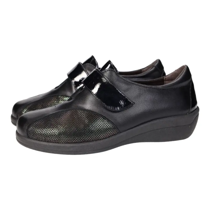 Zapatos Mocasín marca DOCTOR CUTILLAS para señora en color negro. Mocasines de piel para señora, color negro, piso goma antideslizante, cierre adhesivo para mejor ajuste, hechas en España - 1