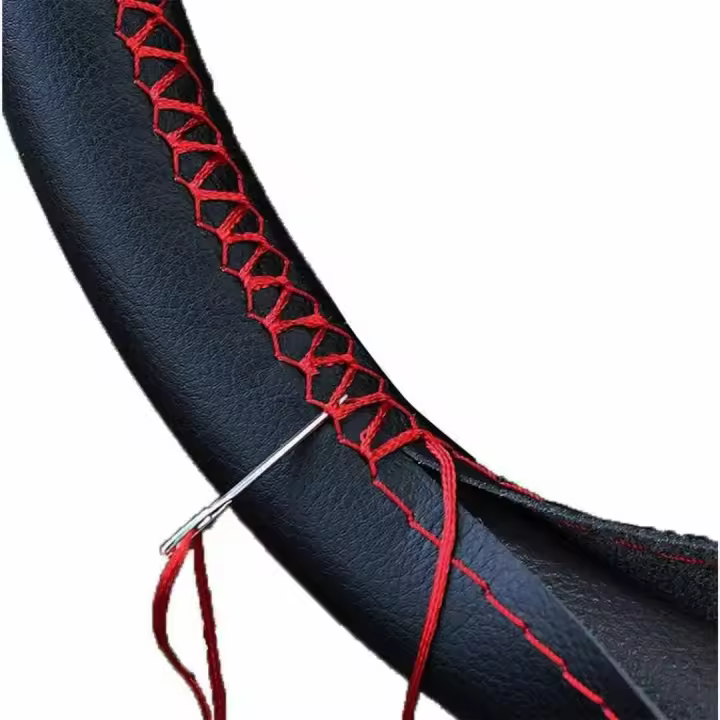 AUTOZOCO Funda para Volante con Agujas E Hilo, Cubierta Volante para Coser para diámetro 37/38 cm, Protector Volante de Coche, Anti Deslizante, Acabado Listo, Diseño Negro con Hilo Rojo - 1