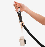 Dispensador de Bolsas de Caca Foxys para Perro Lujoso y Moderno Cuero Sintético de Alta Calidad  Detalles Dorados  Espacioso y Discreto - details 1