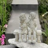 Estatua De Resina De Pareja De Niños Sentados Y Besándose Decoración De Jardín Al Aire Libre Adorno De Patio Estilo Clásico - details 6
