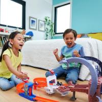 Hot Wheels  pista Telaraña de Spider-Man de RacerVerse, con dos pilotos, +4 años (Mattel HPL34) - details 4