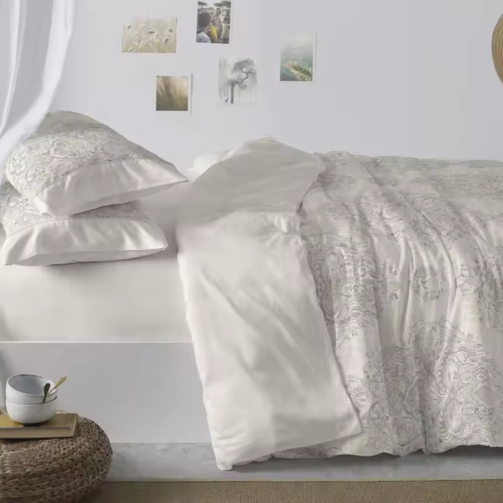 Juego de funda nórdica Diseño 523. BURRITO BLANCO. Incluye funda nórdica, sábana bajera y 1/2 fundas de almohadas. Diseño clásico ornamental. Disponible en color Gris. 50% Algodón- 50% poliéster. Tamaños 90, 135 y 180 cm - 1