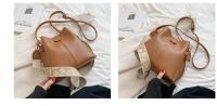 Bolso bandolera pequeño de Piel sintética para Mujer, type Cube, informal, de alta calidad y a la moda. - details 4