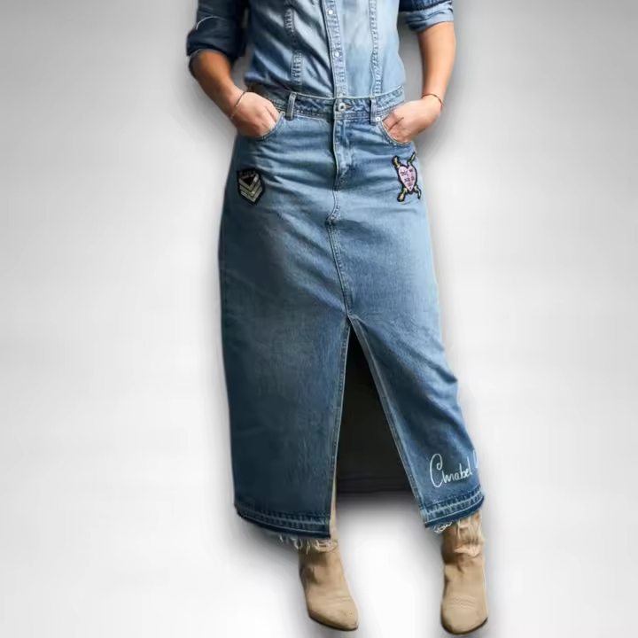 Falda Denim Anabel Lee Mujer | Midi Tiro Medio Recta Lentejuelas Parches | Edición Limitada "Todo Me Sale de Aquí" - 1