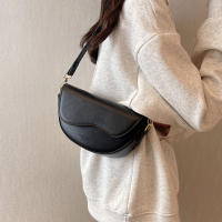 Bolso De Hombro Pequeño Vintage Para Mujer En Color Sólido Con Correa Ancha Y Estilo Sillín De Cuero PU Moda - details 11