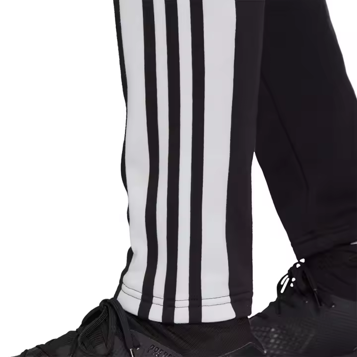 Pantalón deportivo para hombre Squadra 21, fabricado con material de tecnología Aeroready, combinado con su conjunto habitual. - 1