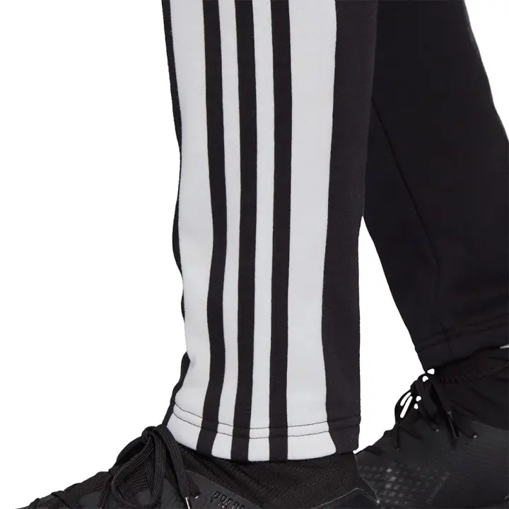 Pantalón deportivo para hombre Squadra 21, fabricado con material de tecnología Aeroready, combinado con su conjunto habitual. - 1