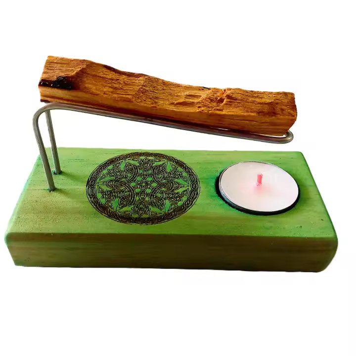 YA- DECOREGALOS QUEMADOR PARA PALO SANTO HECHO A MANO ARTESANALMENTE CON BASE DE MADERA NATURAL, VARILLAS METALICAS INCLUYE PALO SANTO Y VELITA DE TE, SIMBOLO MANDALA COLOR VERDE - 1