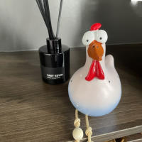 Estatuilla decorativa de gallina divertida con ojos grandes y patas colgantes, adorno de jardín exterior para exteriores o interior. - details 3