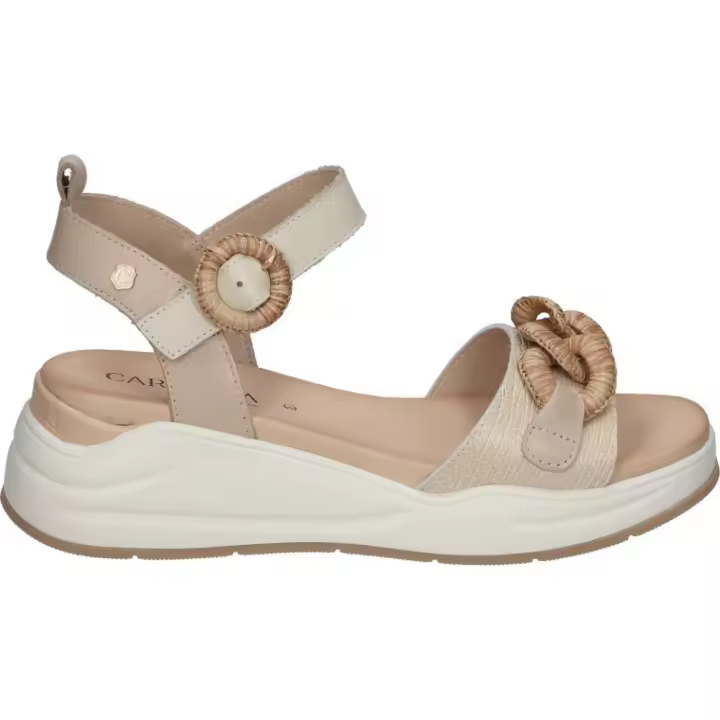 CARMELA | Sandalias con Cuña Carmela para Mujer – Sandalia en Color Beige con Detalle de Hebilla – Sandalia con Cierre de Hebilla – Cuña Media y Cómoda – Versátiles – Estilosas – Modelo 16233102 - 1