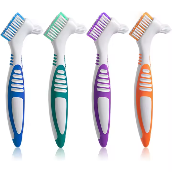 Paquete de 4 cepillos de dientes para dentaduras postizas, cepillo de limpieza para el cuidado de las dentaduras postizas, cepillo de dientes de doble cara, cerdas multicapa y mango de goma antideslizante (púrpura, verde, azul, naranja) - 1