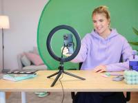 Trust Maku+ Aro de Luz 10" con Green Screen, Fondo Fotográfico Verde, Anillo de Luz con Trípode y Soporte para Móvil, Control Remoto Bluetooth,  Selfie,  TikTok,  Youtube,  Maquillaje,  Fotografía - details 6