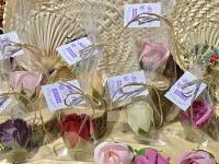 Lote de 20 Rosas de jabón perfumadas en bolsa de regalo con tarjeta de mensaje agradecimiento y lazo color champan - regalos para invitados de bodas comuniones bautizos aniversarios regalos originales - details 7
