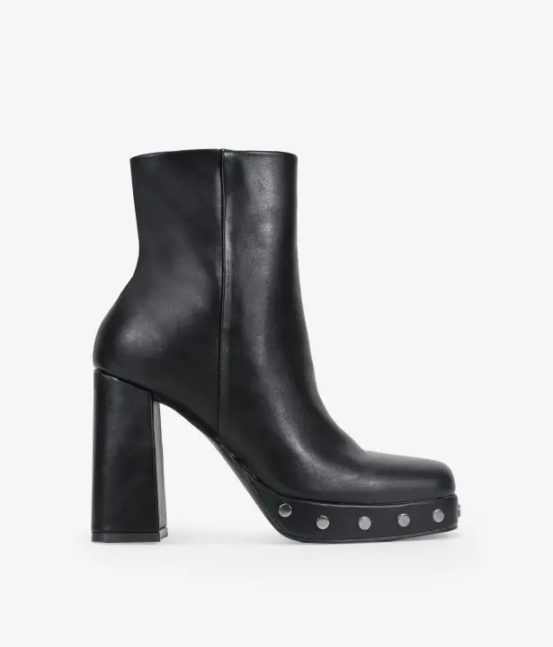 Bosanova Botines confeccionados en piel vegana color negro con plataforma frontal de 2 cm con detalle de tachas metálicas y tacón de 10 cm . Cierre con cremallera interior. - 1
