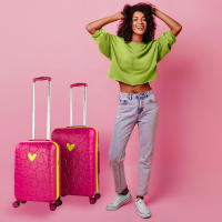 Agatha Ruiz de la Prada – Set de Maleta Mediana + Maleta Cabina Rosa Fucsia con Detalles Verde Pistacho, RPO Ultraligero, Candado TSA y Ruedas 360° – Colección Iconic - details 0