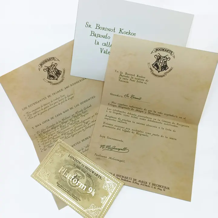 AKARURE Carta Aceptación Escuela de Magia Personalizada en Español con Lista de Materiales - 1