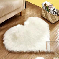 Alfombra De Forma De Corazón Suave De 30x40cm Tamaño Pequeño Piel Sintética Para Decoración De Sala De Estar Y Dormitorio - details 0