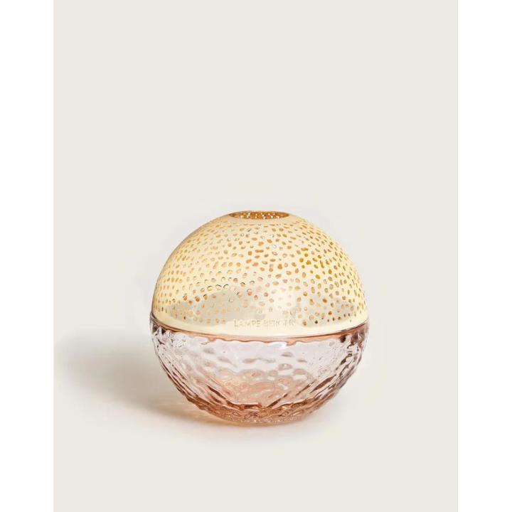 Lámpara Berger Gravity NudeInicie sesión para añadir Lámpara Berger Gravity Nude a la lista de favoritos Combine suavidad y modernidad con la Lámpara Berger Gravity Nude, de diseño martillado y montura dorada, para realzar su espacio. Maison Berger.