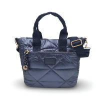 Bolso impermeable de amplia capacidad con varios bolsillos. Temporada Otoño-Invierno 2024. Asas de mano y bandolera regulable de nylon. Disponible en varios colores. - details 2