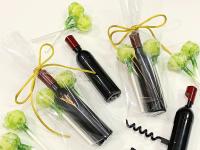 Lote de 10 sacacorchos en forma de botella con imán y dos caramelos con palo sabor a mojito en bolsa de regalo - Regalos para invitados de boda,  comuniones, bautizos, aniversarios - details 2