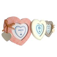 Portafotos múltiple de madera para colgar con espacio para tres fotos de 4" x 4" (9 x 9 cm) con forma de corazón en tonos pasteles - dispone de una cuerda para poder colgarlo en la pared - Regalo ideal, práctico y memorable para las personas más queridas - details 2