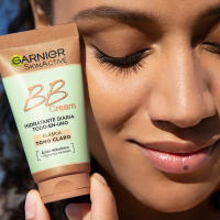 Garnier SkinActive BB Cream Clásica Tono Claro. Hidratante Todo en Uno con Color con SPF15  Ácido Hialuronico,Extracto de Aloe Vera y Pigmentos Minerales,Hidrata, Unifica, Corrige e Ilumina piel- 50ML - details 1
