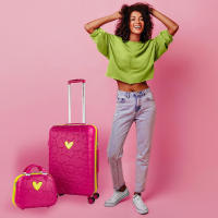 Agatha Ruiz de la Prada – Set de Maleta Mediana + Neceser – Rosa Fucsia con Relieve Troquelado, Material RPO Ultraligero, Ruedas 360° y Candado TSA - details 0