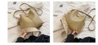 Bolso bandolera pequeño de Piel sintética para Mujer, type Cube, informal, de alta calidad y a la moda. - details 3
