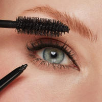 Pack rutina maquillaje KIKO Milano Luxurious Eye Set, Set de maquillaje: 1 máscara con efecto de pestañas remodeladas y 1 lápiz de ojos  - details 1