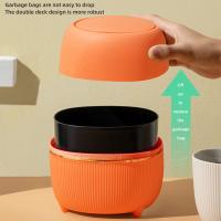 Mini papelera redonda de escritorio con tapa, de plástico, para el hogar, cocina, baño, oficina (naranja) - details 1