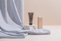 Benton - SNAIL BEE HIGH CONTENT STEAM CREAM (50g) - Crema facial antiedad con Adenosina, para una hidratación profunda - details 1