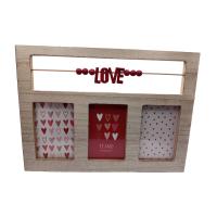 Portafotos múltiple de madera natural para colgar en la pared o apoyar sobre una superficie con espacio para tres fotos de 10 x 15 cm - con la palabra “LOVE” en letras rojas de madera movibles - ideal para demostrar tu amor - details 0