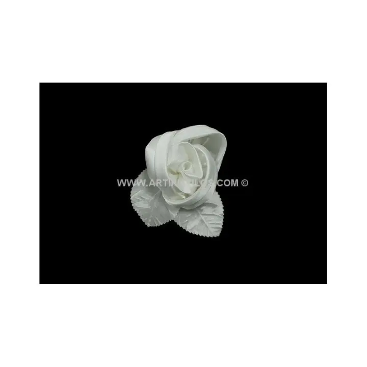 Flor de Raso y Tela con Pistilos para Decoración de Eventos - 1