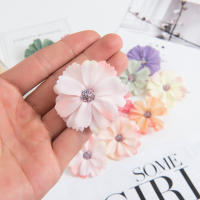 Artificiales Flores Baratas Cabezas De Margarita Rosa Para Decoración De Hogar Boda Fiesta DIY Scrapbook Plantas Falsas Corona De Aro - details 2