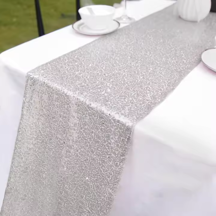 Camino de mesa con lentejuelas redondas y brillantes, tela para bodas, fiestas de cumpleaños, baby showers, decoración de mantel (paquete de 1 plateado) - 1