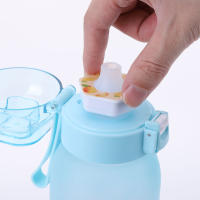 Botella De Deporte Con Fragancia 1000ML a Prueba De Fugas Con 7 Cubos De Sabor Portátil Para Camping Y Fitness Color Azul Morado Negro Y Blanco - details 13