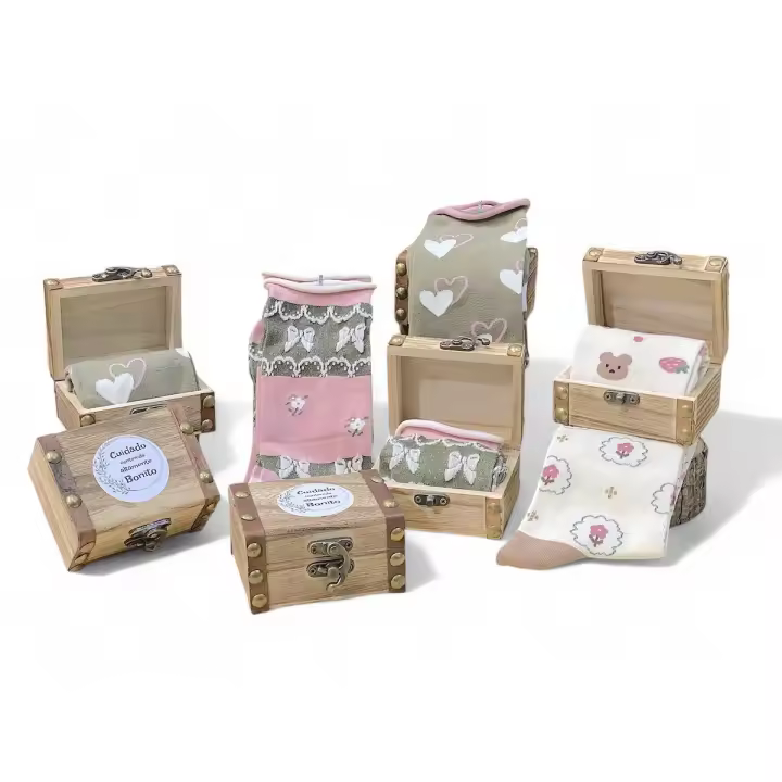 Calcetines de mujer estampados en cofre de madera de regalo: 3 Pares surtidos en baúl de madera para regalos originales en cumpleaños, amigo invisible, Navidad y aniversarios. - 1