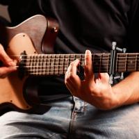 Capó De Guitarra Rodante Sliding Capo Para Músicos Fácil De Ajustar Conjunto De Palillos De Guitarra Colorido Disponible - details 10