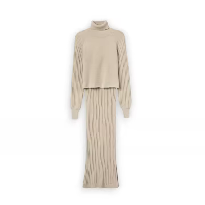 Vestido Tiffosi Titania beige, de punto canalé con cuello redondo y manga larga. - 1