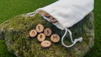 Runas de Madera Mundo Vikingo / Pirograbado a mano / Futhark Antiguo / Tarot y esoterismo / Magia y oráculo / Vikings / Vikingos / Mitologia Nordica / Loki / Thor / Ragnar Lothbrok / Escudera / Edad Media / Medieval / Runas vikingas / Ragnarök / Odin - details 2
