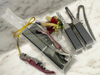 Lote de 10/15 Sacacorchos Abrecartas Marca-páginas y Bolígrafo de Antonio Miró en Bolsa de Regalo - Regalos para Invitados de Boda, Comuniones, Bautizos, Aniversarios - details 0