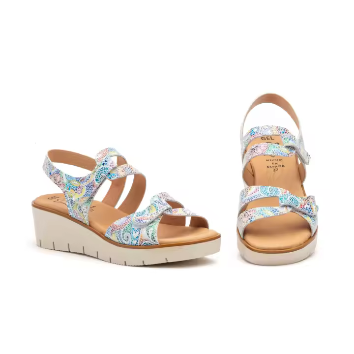 AE-455 Cuero Flores-Blanco Flores Hecho en España Sandalias Mujer Piel Cuero Flores Numeración: 35-41 Marca: Alto Estilo Descubre la comodidad y estilo con nuestras sandalias de piel con planta de gel, perfectas para el verano. Con un cierre tipo velcro - 1