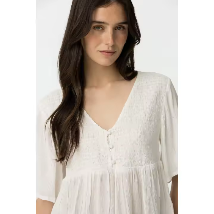 Camisa Willow de Tifossi. Camiseta blanca con hilos plateados, la zona del pecho es con forma de nido de abeja, se adapta perfectamente. Las mangas son anchas, aportando mayor comodidad - 1