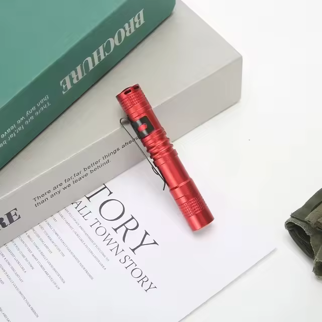 Linterna LED Portátil Mini Con Clip De Pluma Torcha Mano Ultra Móvil Para Exteriores Camping Emergencia Uso De Batería AAA - 1