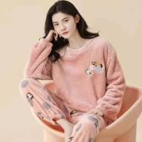 Pijama De Invierno Para Mujer Con Oso De Dibujos Animados De Flanela Gruesa Y Velours Coral Padded Ropa De Dormir De Cuello Redondo Talla Grande Disponible En Varias Colores - details 4