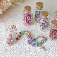 Pack de 6 a 36 unidades de Rosario católico para comunión,6 colores, Colgante de rosario presentado en frasco de cristal, Cruz de metal, Detalles comunión para invitados, Detalles de comunión niño y niña, Regalantes.com - details 0
